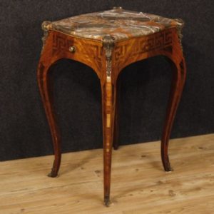 路易斯XV风格的一点桌子。