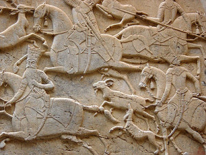 来自Qajar时代的波斯中浮雕(mezzo-rilievo)，在伊朗的Tangeh Savashi，也可以被描述为两个阶段的低浮雕。这是雕刻在悬崖上的岩石浮雕。