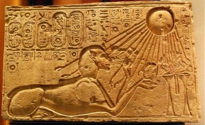 阿赫那吞在阿玛纳被描绘成狮身人面像，沐浴在阳光下。