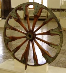 在德黑兰的伊朗国家博物馆展出的辐条轮。这个轮子可以追溯到公元前2000年晚期，是在乔卡Zanbil发掘的。