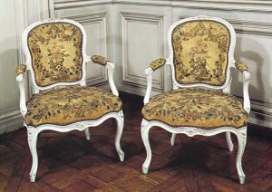 法国洛可可椅，弯曲的腿和花卉装饰