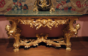 梅萨·德·康索拉·巴罗卡。Uma mesa com pernas douradas是一种装饰，它是一种装饰，是一种巴洛克风格的装饰。