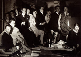 鲁尔曼(avec des lunttes)和他的雇员们一起拍摄了黑色和白色的照片