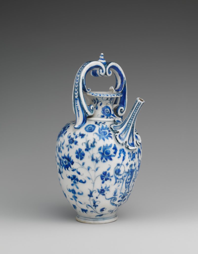 梅迪奇瓷厂水壶;佛罗伦萨，意大利，1575 - 1587。第一个在欧洲生产的可识别的瓷器是在16世纪晚期佛罗伦萨的美第奇宫廷作坊制造的。1574年前后，在托斯卡纳大公弗朗切斯科·德·美第奇(Francesco I de' Medici)的赞助下，开始了仿制中国青花瓷的实验。中国青花瓷在欧洲备受推崇。