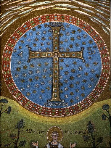 意大利拉文纳，圣阿波利纳教堂圆顶上描绘的十字架。自诞生以来，十字架是基督教最重要和最广为传播的象征之一。