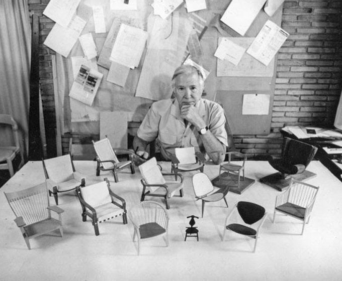 汉斯·韦格纳和他的一些著名木椅的微缩模型。