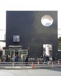 东京秋府站外的警察岗亭