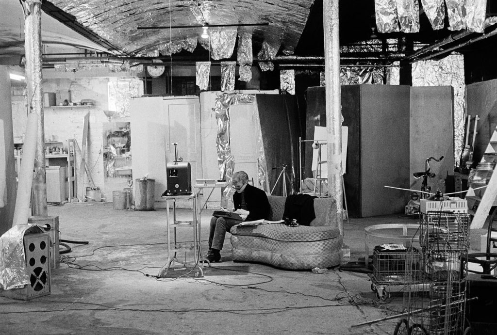 安迪·沃霍尔坐在“工厂”。由纳·芬克尔斯坦照片。