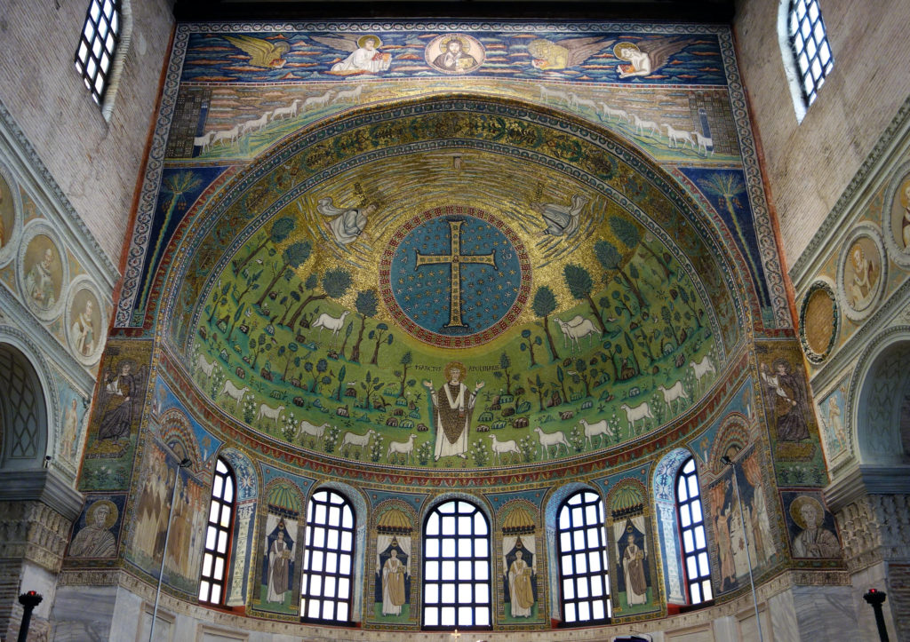 图片的马赛克天花板的圣阿波利纳在类，拉文纳。这幅马赛克画描绘了耶稣在十字架下，周围环绕着各种植物和绵羊。