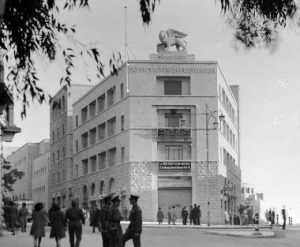 Jérusalem, bâtiment忠利:une photo de la structure de colorur claire prise en en noir and blanc。