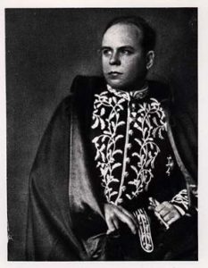 马塞洛·皮亚琴蒂尼重要的制服'Académie意大利皇家capturé黑色与白色。