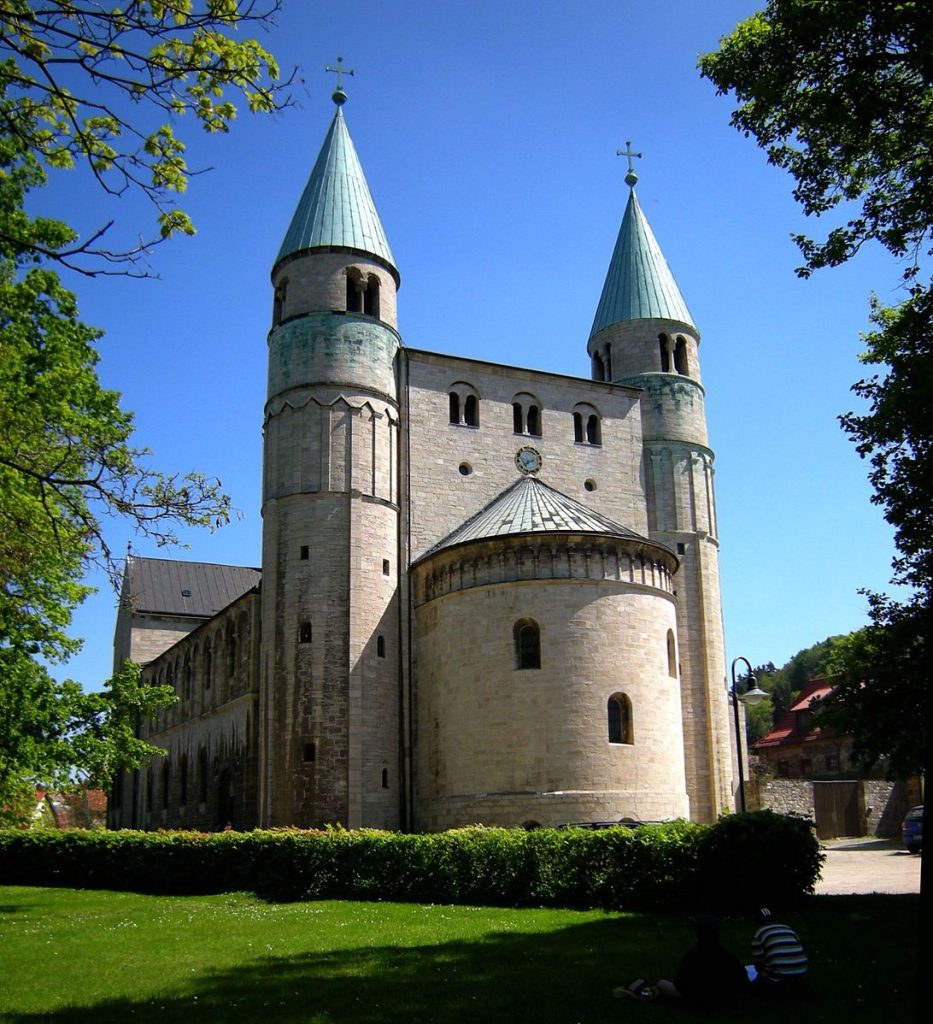 Gernrode的St. Cyriakus westwerk:有半圆形圆顶的大型建筑，两侧有尖塔环绕。