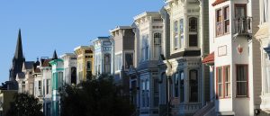 一连串Edwardian房子 旧金山市中心后台所有家庭颜色不同,尽管面条似乎最常用