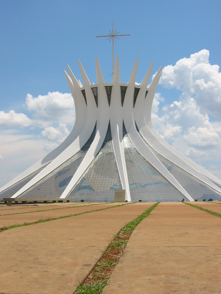 La cathédrale de Brasilia, avec les quatre statues et le clocher.