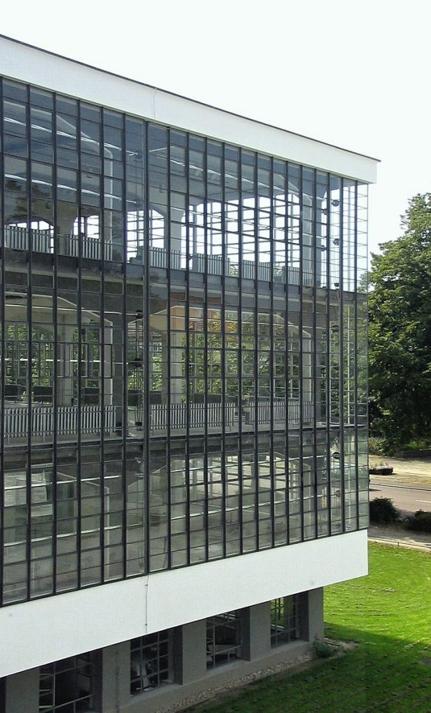 包豪斯-德绍-车间翼的角落:以窗户为墙的结构，角落照片。