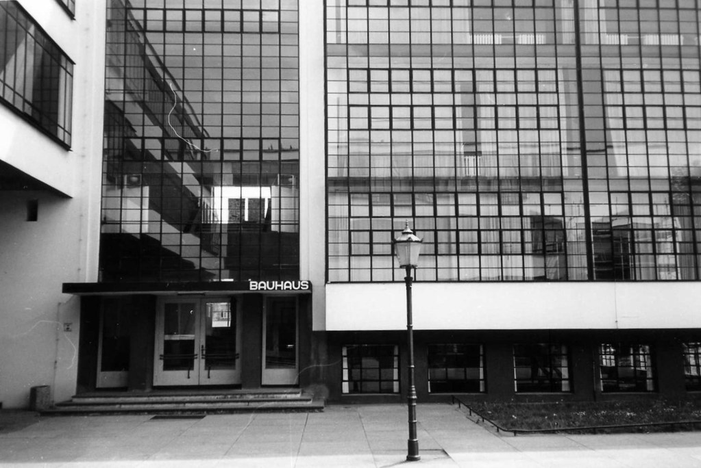 Das Bauhaus - Eingang Dessau DDR。1990年5月l一幢几乎所有墙壁都是窗户的大楼。