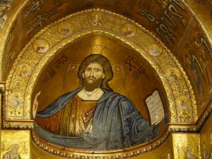 圣所马赛克系列的特写，潘托克拉托基督画在结构的圆顶天花板上。他穿着蓝色长袍，手里拿着散步的东西。