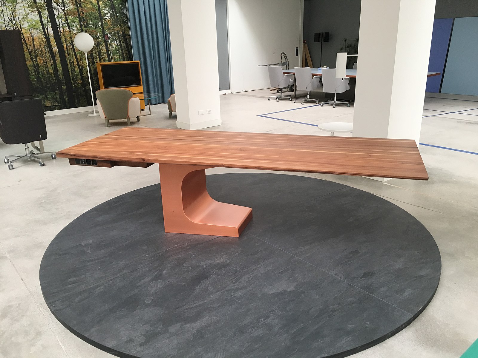 Table par Oscar Niemeyer pour Estel, 2017.
