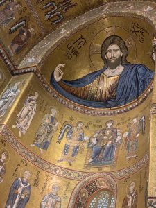 圣所马赛克系列的特写，在结构的圆顶天花板上画着基督和圣徒。