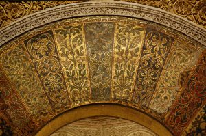 米赫拉布拱门上的镶嵌画，是金色的，由叶子状的花饰组成