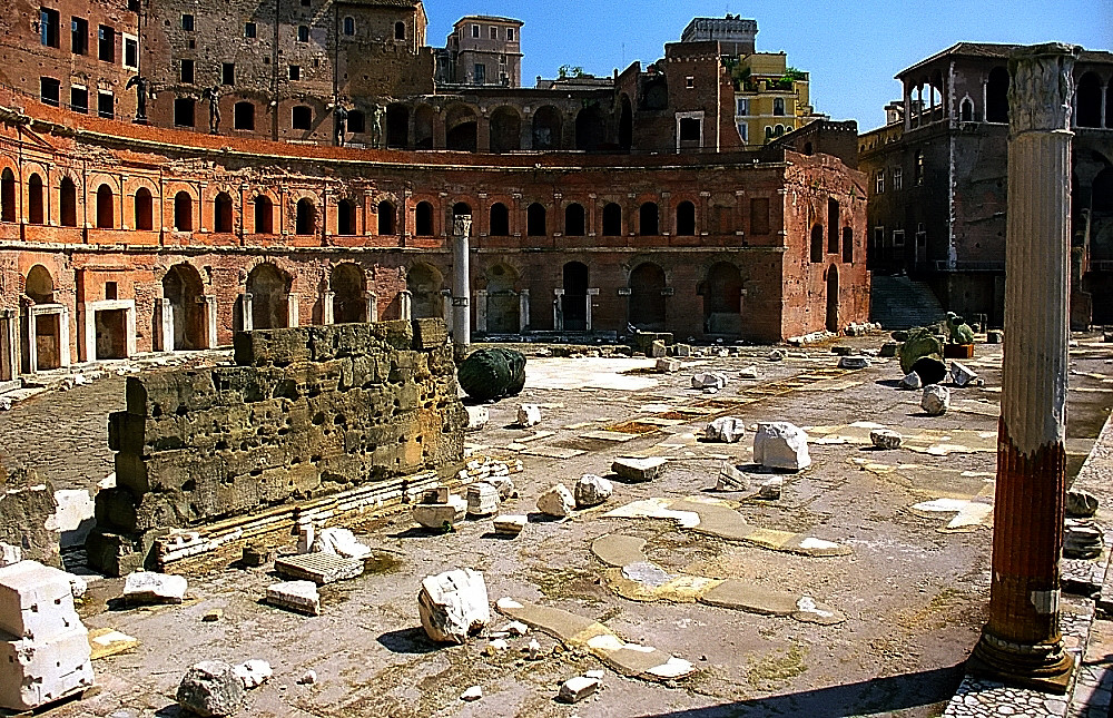 图拉真论坛照片situé à罗马，在意大利，在废墟上。