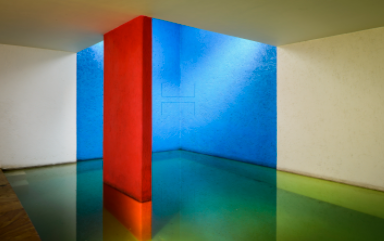 丰塔纳迪Casa Gilardi、异食癖del Messico混乱ico, di Luis Barragán - Texture ruvide e riflessi d'acqua accentuano l'impatto della luce del sole nei suoi edifici colorati.
