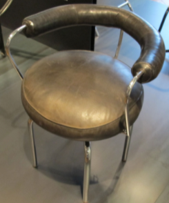 Siège pivotant (1927)， Charlotte Perriand著。Musée des Arts Décoratifs，巴黎:带黄铜靠垫的细长金属椅子
