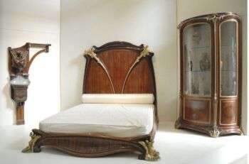 一张红木床，因其睡莲图案而被称为nsamuphar床，由Louis Majorelle在1902- 03年左右设计和制造，在巴黎mussamade 'Orsay展出。