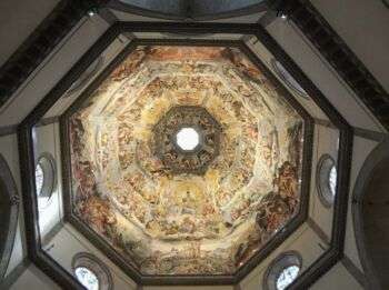 布鲁内莱斯基的圆顶，上面有用浅色和明亮的颜色绘制的奇幻宗教画。
