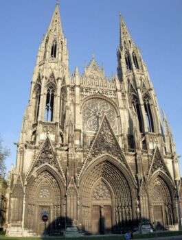 法国诺曼底鲁昂的圣乌昂教堂。这是一座巨大的棕褐色大教堂，尖顶和装饰指向天空。