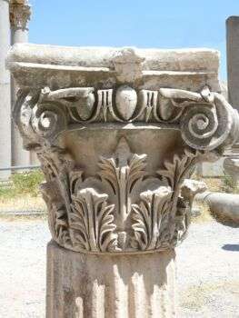 Restos do capital de uma coluna composta, em Éfeso (na Turquia de hoje)。