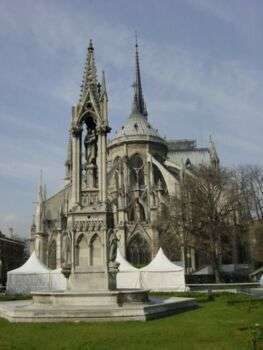 法国巴黎圣母院大教堂。建筑周围有尖锐的石头装饰。