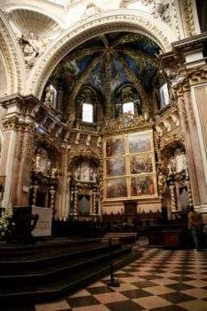 圣诞大教堂María瓦伦西亚:一个大型华丽的圆顶结构的内部与宗教绘画，和各种黄金繁荣和装饰。
