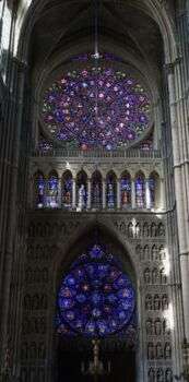 法国兰斯大教堂的玫瑰窗或螺旋彩色玻璃窗的照片。