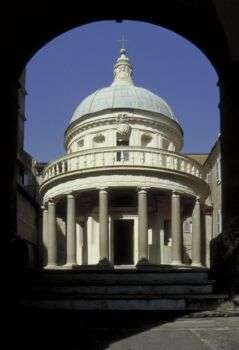坦皮托，来自蒙托里奥的圣彼得罗内院。白色明亮的建筑，底部有圆柱，顶部有圆顶。
